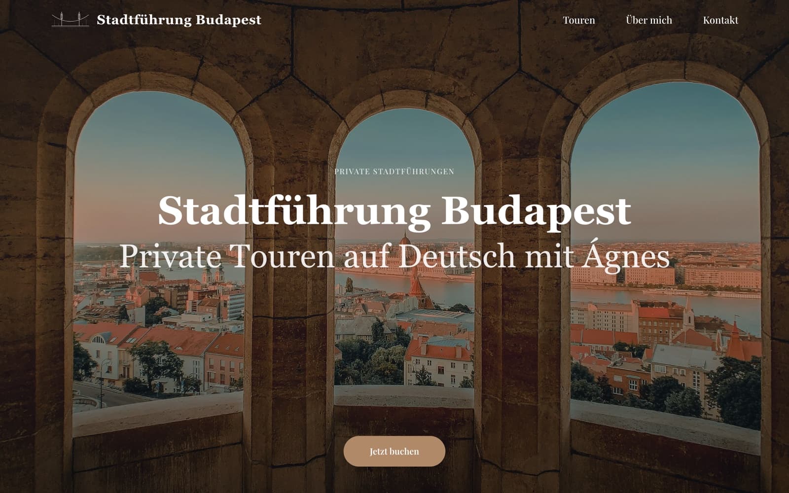 A Stadtführung Budapest weboldala laptopon